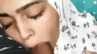 شابة مسلمة وقحة الحصول على نائب الرئيس في جميع أنحاء وجهها بعد أن تمتص الديك