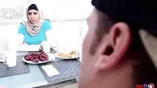 مايا خليفة ووالدتها وصديقتها بنيام في فيلم مترجم
