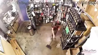 الينا انجل عاقبت الموظف من طيزه