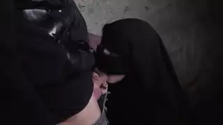امرأة في النقاب تمتص قضيب غريب ضيق