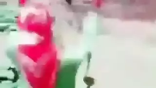 امرأة تحلق مع تعليق باللغة العربية