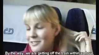توافق الطالبة الشقراء على إلقاء محاضرة شفهية في القطار مقابل العديد من اليوروهات