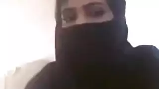 فتاة عربية تظهر الثدي على كاميرا الويب