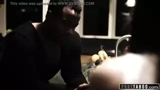 امرأة سمراء وحدها في المنزل تمارس الجنس مع رجل أسود مع زيارة الديك منتصب