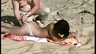 فاتنة الساخنة مارس الجنس مع صديقها على الشاطئ