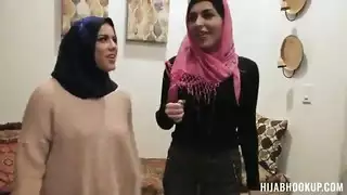 عروس مسلمة في سن المراهقة وصديقاتها العربيات يمارسن الجنس مع متجرد بي بي سي