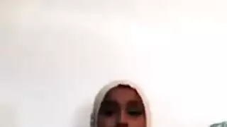 لبوه اوى سمرا وهايجه من اسوان كسها مولع بتريحه بطريقتها