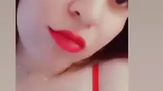 قحبة عربية تغني و تقول احب مين يمصلي طيزي نااار