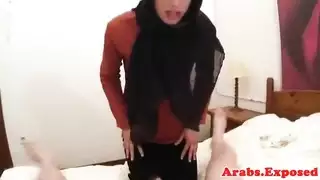 الغريبة العربية فاتنة ركوب الديك ضخمة