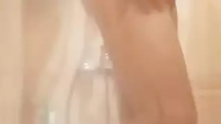 الرطب والبري: الرجيج قبالة الديك الكبير في الحمام