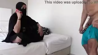 زوجة عربية مصرية تظهر ربيب العذراء كيفية ممارسة الجنس أثناء ليلة الزفاف