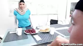 ميا خليفه وامها الشرموطه مع شاب عنتيل