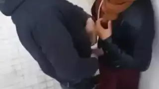 التقطت الكاميرا الخفية امرأة في الحجاب امتص صديق في الشارع