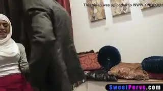 تستخدم العروس المراهقة المسلمة والأصدقاء العرب متجرد بي بي سي