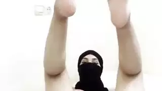 خجولة فتاة عربية الحجاب في النقاب يستمني ويفرك بوسها العصير