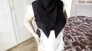 الخادمة التركية خليفة جربت جوارب مثيرة أثناء التنظيف وشعرت بالإثارة