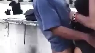 الجد العجوز يمارس الجنس مع فتاة صغيرة على الواقف في مكان مهجور ويجيب شهوته بسرعة