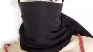 فتاة الحجاب العربية في النقاب تثير ببطء ثدييها الكبيرين