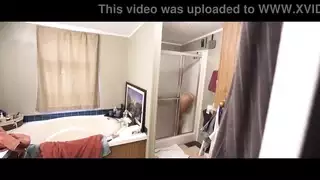 الأظافر الشاب يصبح حميما مع زوجة الأب: كوكو فاندي وهيلانة برايس