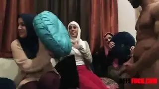 الفراخ الإسلامية العربية يمارس الجنس مع بي بي سي قبل صلاتهم