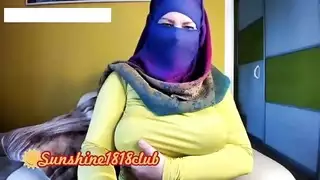 الشرق الأوسط الحجاب فتاة عربية مسلمة مع كبير الثدي على كام تسجيل نوفمبر