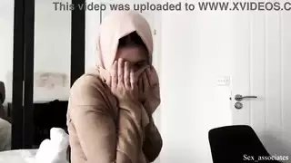 أمي الخطوة العربية تساعد الابن بأذرع مكسورة