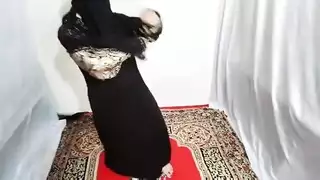 فتاة عربية مثيرة ترقص بشكل مثير وهي ترتدي الحجاب الأسود في المنزل، ديسي هندية وقحة أمروزيا تتحرك الثدي والحمار ترقص على الموسيقى العربية