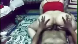 الزوجة العربية السمينة تدلع زوجها النياك بوضعيات سكس نار و نيك خرم الطيز و الكس الممحون