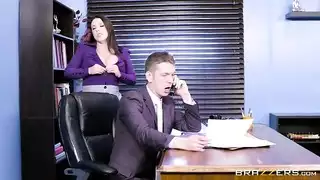 سكس في المكتب امرأة هايجة تتناك في مكتبها