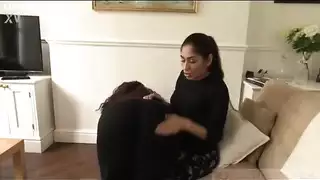 خادمة عربية سيئة يضرب بواسطة عشيقة هندية و
