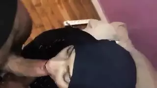 امرأة جميلة في الحجاب تمتص الديك