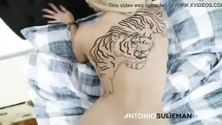 شقرة ومكوتها مفتوحة عبارة