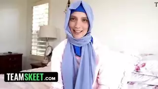 مراهقة عربية عديمة الخبرة تسمح لصديقتها المقربة بتغطية حجابها بالحب بعد جلسة جنسية عاطفية
