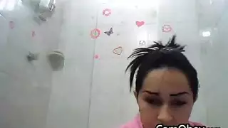 الشعر الداكن على وشك ممارسة الجنس مع رجال عشوائيين ، خلال جلسة DirtyCam