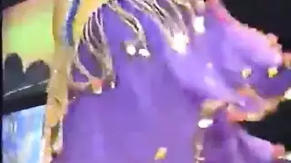 العربية مفلس على خشبة المسرح الرقص