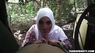 اثنين من الاطفال العرب تمتص الديك