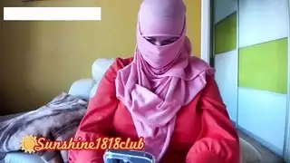 الحجاب البرتقالي فتاة عربية مسلمة مع كبير الثدي على كام تسجيل نوفمبر