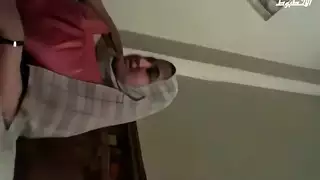منحرف يصور زوجته المحجبة نائمة ويبعبص في بزازها الملبن