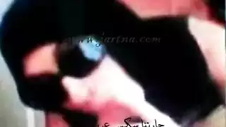 فتاة عربية اللسان لطيفة مع حجابها الحجاب
