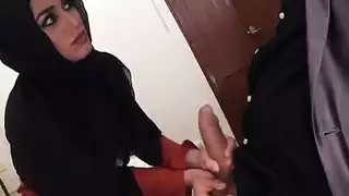 السكرتيرة العربية جوليا روكا تمتص الديك الضخم من رئيسه