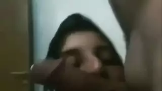 محجبة تمص الزب بلهفة