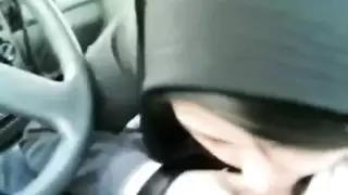 محجبة تمص الزب وتلحس الخصية في السيارة