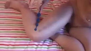 مثير في سن المراهقة في ثوب عربي مع قناع يستمني