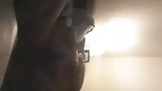 الأميرة العربية تركب شقيقها إلى