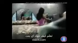 سكس عربي ساخنة الفتاة الممحونة تقلع وتتناك على السرير وتركب زبه اللبوة