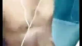 جاي فيستفوكس صديقته في سرير ضخم