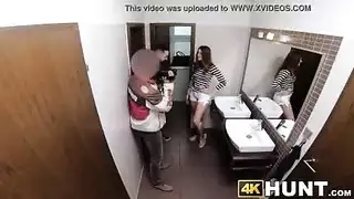 الفتاة الحمراء تمارس الجنس في المرحاض