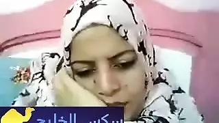 محجبة تقلع هدومها و تبعبص في كسها امام الكاميرا - سكس عربي