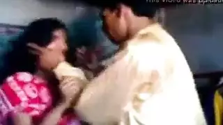 الرجل الهندي يستمتع مع فتاة لطيفة ، بينما هم على وشك ممارسة الجنس.