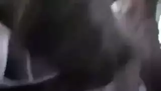 فتاة موشومة تمص قضيب زميلها في السكن أثناء محاولته تصوير فيديو لها